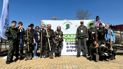 Жители Троицкого посадили деревья и кустарники в «Саду памяти» 
