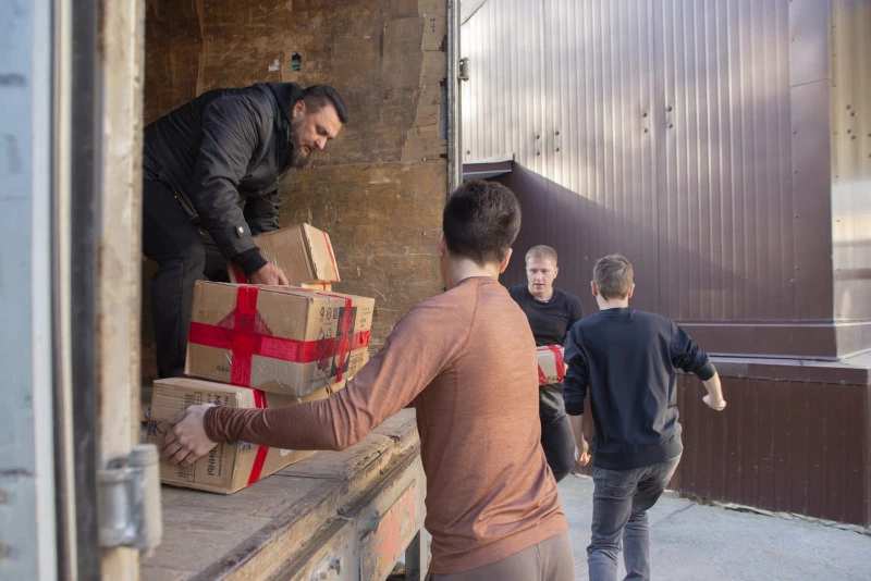 Более 10 тонн личных посылок для участников СВО отправили с Сахалина