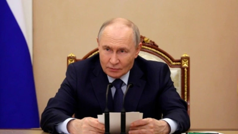 Президент подписал законы по мигрантам с судимостью и основаниям для выдворения иностранцев из РФ