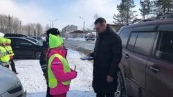 Анивские госавтоинспекторы поздравили мужчин
