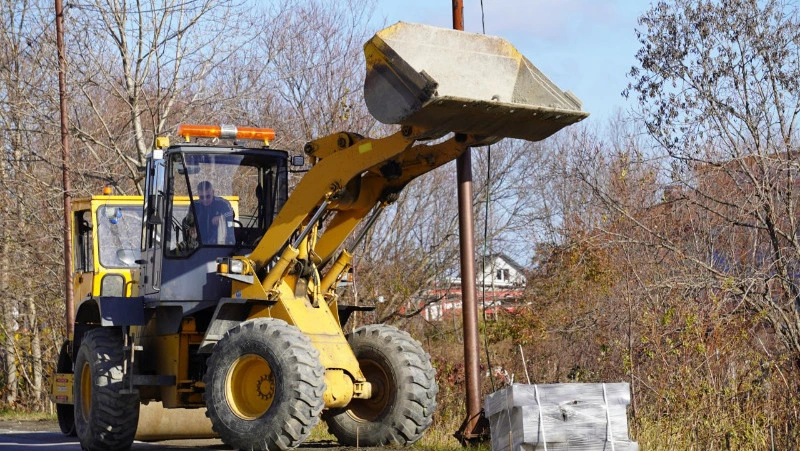 В Троицком укладывают водовод и устанавливают новые остановочные павильоны