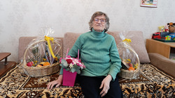 Областные депутаты, родные и друзья поздравили анивчанку Людмилу Самохину с 85-летием