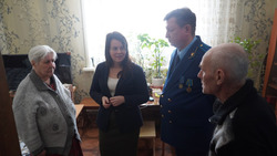 Мэр округа с прокурором навестили анивчанку Валентину Викторовну Компаниец