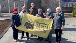 Анивские активисты отмыли мемориал советским воинам
