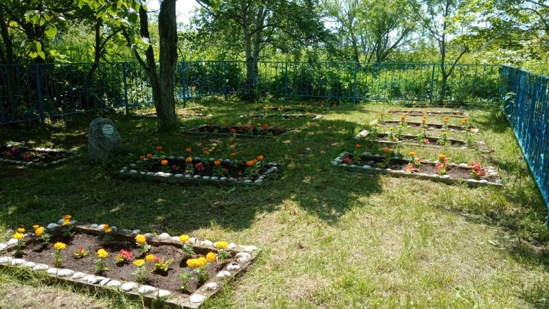 Школьники Тараная привели в порядок воинское захоронение