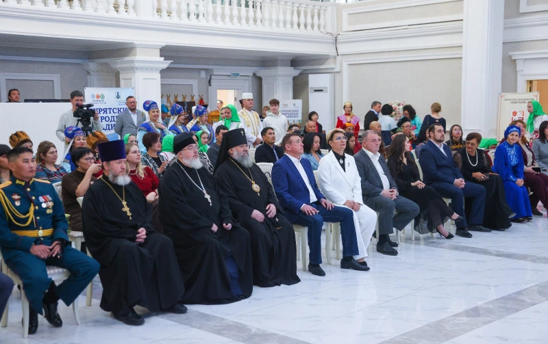 Валерий Лимаренко наградил представителей «Ассамблеи народов России»