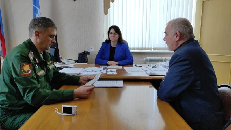 У мэра округа побывал главный военком Сахалинской области