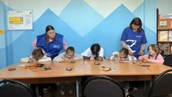 Дети Рыбацкого сплели бойцам обереги