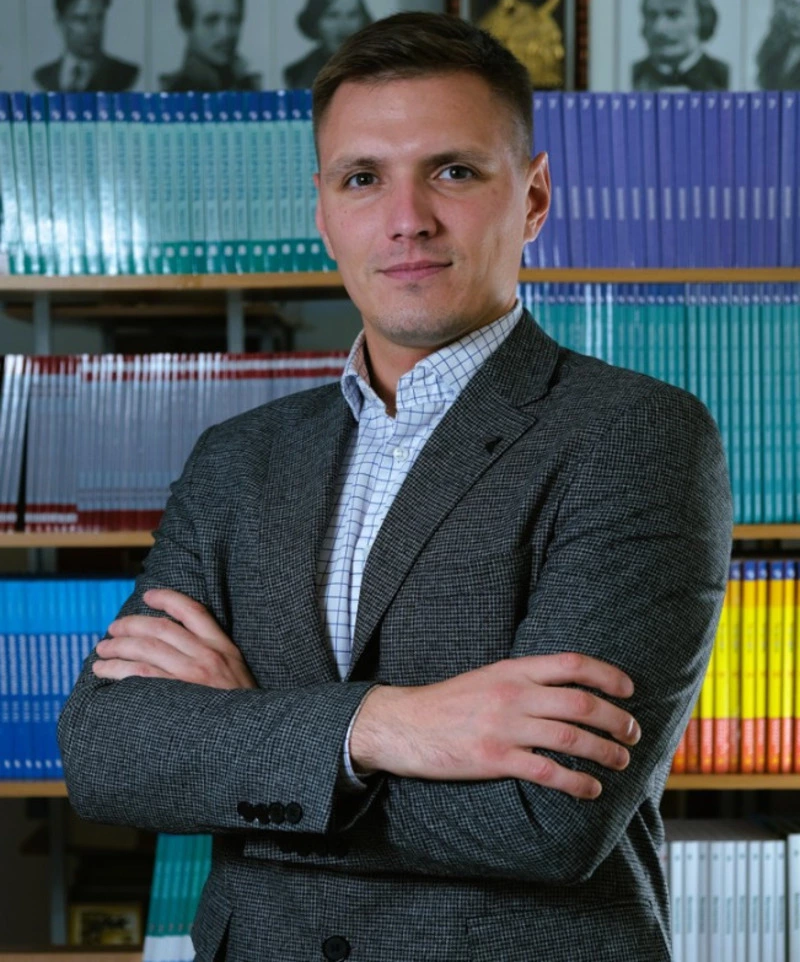 Новый директор школы в Таранае продолжает историю, начавшуюся в Правде