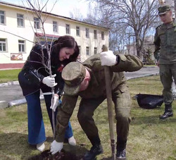 Военные вместе с горожанами участвуют в благоустройстве
