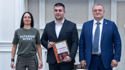 Сахалинских волонтёров отметили наградами «Народный фронт. Всё для Победы»