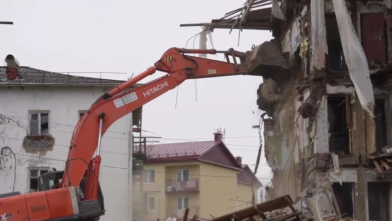 В Аниве приступили к сносу расселённых домов