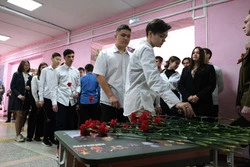 В СОШ № 5 села Троицкое открыта своя парта героя