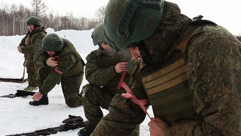 Опытные инструкторы обучают бойцов тактике действий при захвате опорных пунктов «противника»