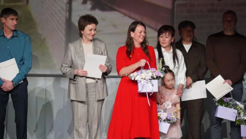 14 труженикам из Новотроицкого вручили сертификаты на жильё
