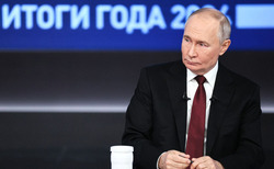 Владимир Путин в прямом эфире продемонстрировал копию боевого знамени с надписью «Сахалин с вами»