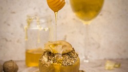 Печеные яблоки с творогом и орехами в духовке: рецепт на Ореховый Спас
