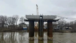 Колонны под опоры пешеходного моста через Лютогу в Аниве обустроят к середине мая