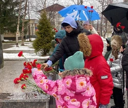 В День Героев Отечества в Аниве возложили цветы к Памятному знаку