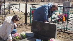 Библиотекари привели в порядок могилу супругов Закомолдиных