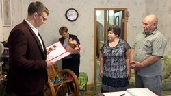 Мэр с сотрудниками администрации поздравили ветеранов и медиков