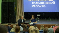 На встрече в Аниве губернатор назвал волонтёров и управдомов единой командой