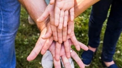 Многодетные семьи в РФ сохранят право на пособие при превышении доходов до 10%