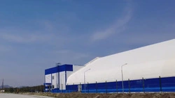 Бетонные плиты укладывают на подъездном пути к спортивному комплексу в Троицком