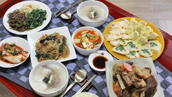 Корейцы празднуют Новый год, садятся за накрытые столы