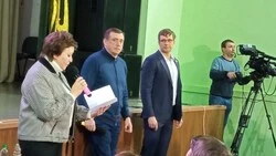 В Аниве у губернатора  был «волшебный» микрофон