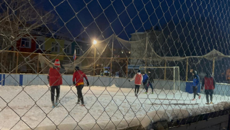 В Аниве соревнуются за первенство по зимнему мини-футболу 