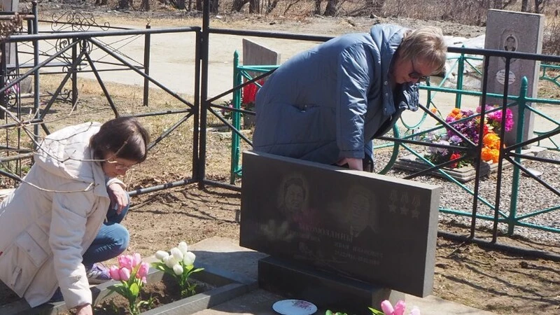 Библиотекари привели в порядок могилу супругов Закомолдиных