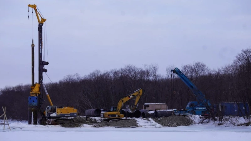 Строительство пешеходного моста через реку Лютогу выходит на новый этап