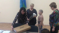 Мэр вручила ноутбук сыну героя