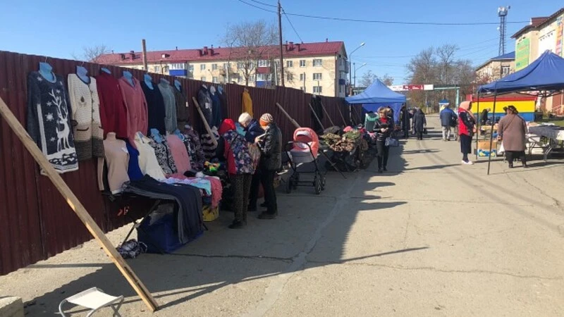 Уличных торговцев в Аниве переместили на цивилизованный рынок
