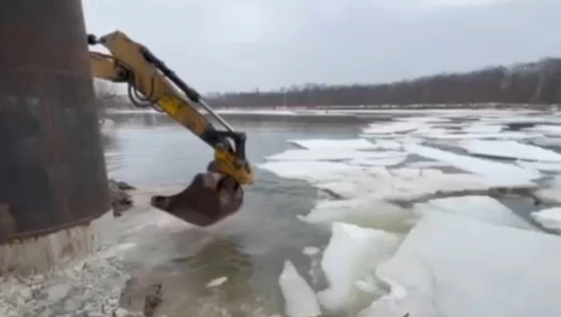Анивчане подняли тревогу, и техника растолкала лёд