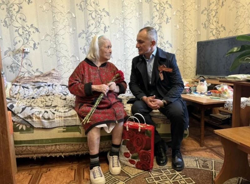 Депутат ЕДИНОЙ РОССИИ Андраник Авенян навестил Валентину Викторовну Компаниец