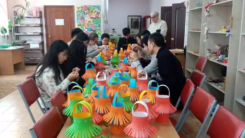 Русские забавы для группы молодых китайцев, двух японок и одного корейца