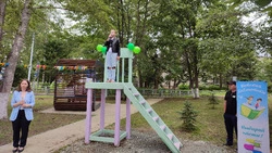 В Аниве снова читали стихи с огромного стула