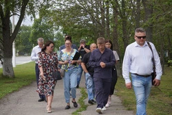 По Аниве прогулялась целая делегация местного актива во главе с мэром