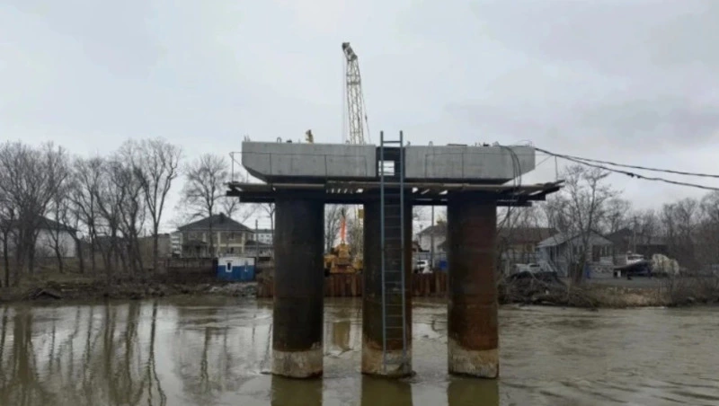 Колонны под опоры пешеходного моста через Лютогу в Аниве обустроят к середине мая