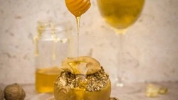 Печеные яблоки с творогом и орехами в духовке: рецепт на Ореховый Спас