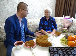 В Троицком заслуженного учителя поздравили с 90-летим