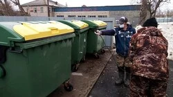 Крышки и ручки евробаков тоже дезинфицируют