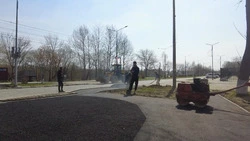 В Аниве приступили к асфальтированию будущих пешеходных переходов на улице Калинина