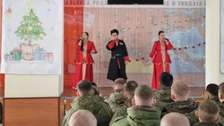 Анивские артисты поздравили наших военнослужащих с наступающим Новым годом ярким концертом