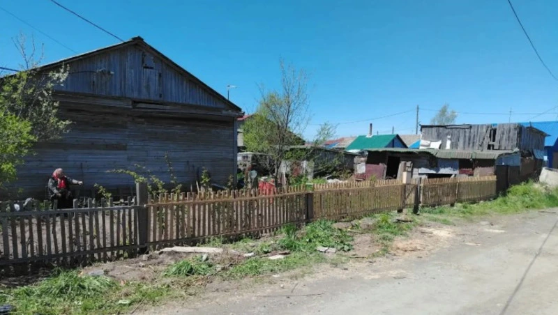 Воины пришли на помощь и обновили забор
