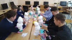 Старшеклассников в Огоньках научили делать кукол-Масленичек