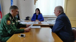 У мэра округа побывал главный военком Сахалинской области