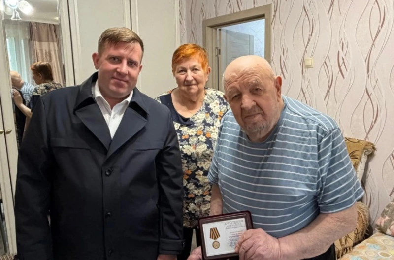 Вице-мэр вручил памятные медали «детям войны»